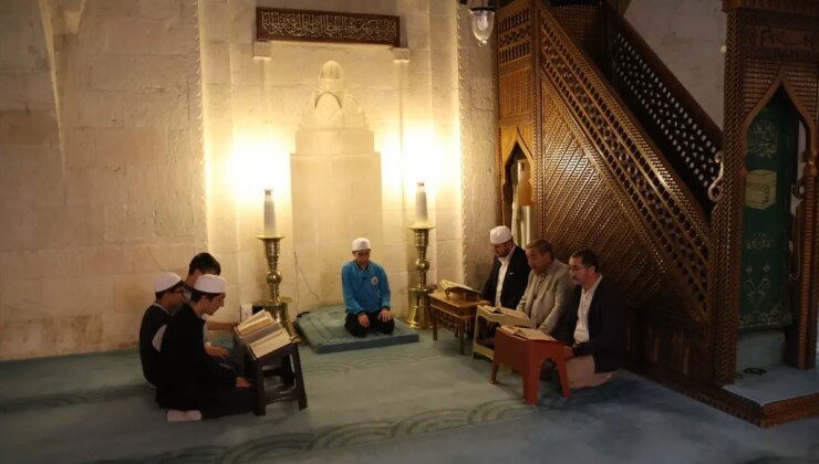 Bayburt’ta Hafızlık Eğitimi Tamamlayan Abdulhamit Yılmaz, Kur’an’ı Bir Günde Hatmetti