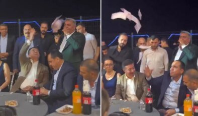 Belediye başkanlarının düğün eğlencesine bakın! Birbirlerine para attılar