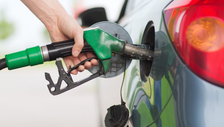 Benzin ve motorine yeni zam bekleniyor: Bu gece tüm illerde 50 TL’yi aşacak