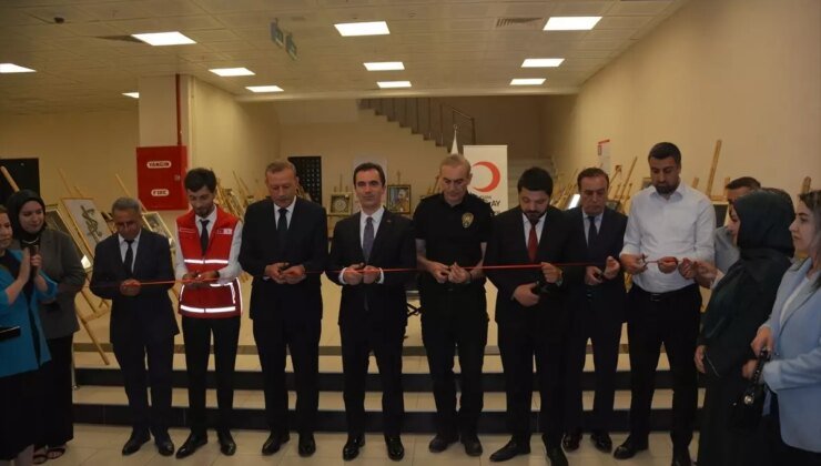 Bitlis’te ‘Gülümsemem Olur Musun İyilik Projesi’ Sergisi Açıldı