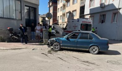 Bursa’da İki Otomobilin Çarpışması Sonucu 4 Yaralı