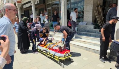 Bursa’da Kaldırımdaki Yayalara Otomobil Çarptı, 2 Yaralı