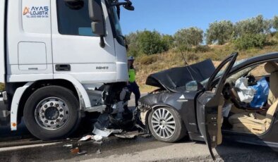 Bursa’da Otomobil ve Tır Çarpıştı: 1 Ölü, 2 Yaralı