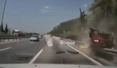 Dehşeti arkadaki araç görüntüledi! Cip bariyerlere çıktı!