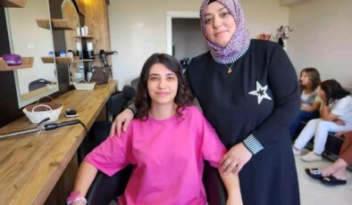 Eda Doğan ve Annesi Kuaförlük Kursunu Tamamladı