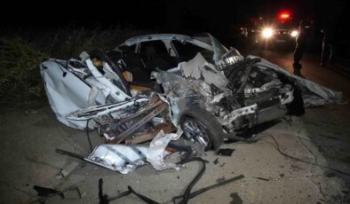 Edirne’de Trafik Kazası: Otomobil Tıra Çarpıp Hurdaya Döndü