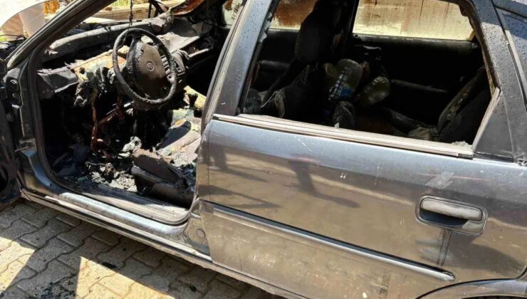 Eğirdir’de Park Halindeki Otomobil Alev Aldı