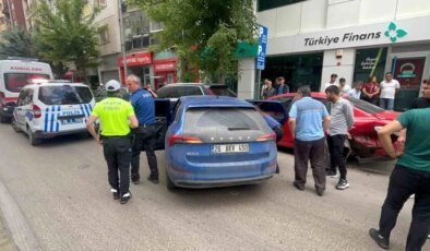 Eskişehir’de Direksiyon Hakimiyetini Kaybeden Sürücü, Park Halindeki Araçlara Çarptı