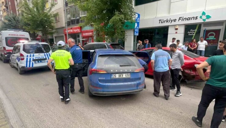 Eskişehir’de Direksiyon Hakimiyetini Kaybeden Sürücü, Park Halindeki Araçlara Çarptı