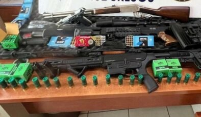 Evinden keskin nişancı tüfeği ve silahlar çıktı