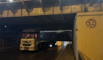 Fatih’te TIR’ın dorsesindeki konteyner alt geçide takıldı