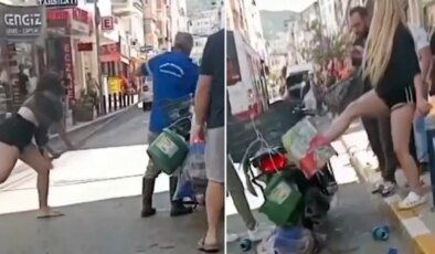 Genç kızlar terör estirdi! Belediye çalışanını sokak ortasında fırçayla dövdüler