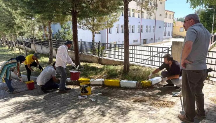 Gönüllü Öğretmenler Okul Bahçesini Renklendirdi
