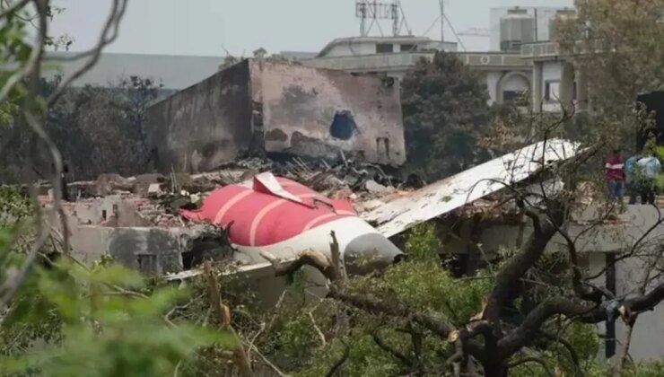 Hindistan’da Düşen Uçağın Karakutularından Veri Çıkarıldı