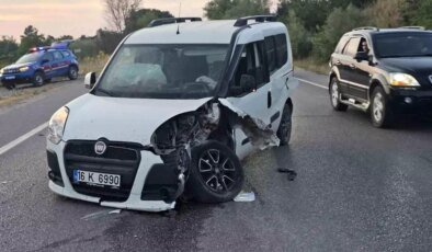 İnegöl’de Kafa Kafaya Çarpışma: 3 Yaralı