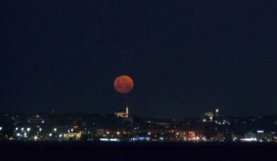İstanbul’da yıllar sonra ‘Çilek Dolunayı’ görüldü
