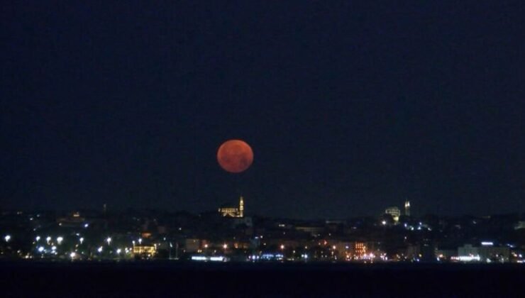 İstanbul’da yıllar sonra ‘Çilek Dolunayı’ görüldü