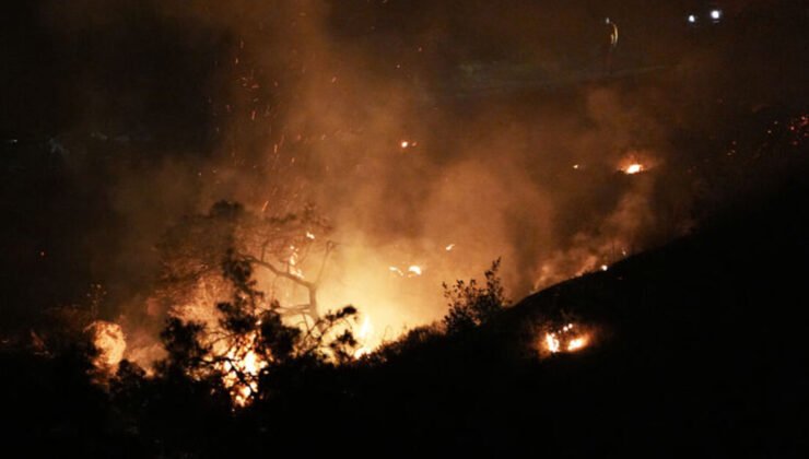 İzmir Aliağa’daki yangın saatlerdir devam ediyor
