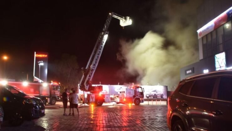 İzmir’de akaryakıt istasyonunun yanındaki pimapen deposunda yangın