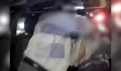 İzmir’de yolcunun “yolu uzattın” iddiasıyla taksiciyi darbetmesi araç içi kamerasında