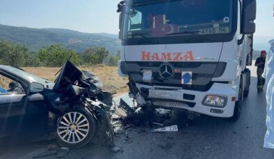 İznik’te TIR ile çarpışan otomobilde 1 kişi hayatını kaybetti, 2 yaralı