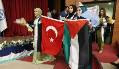Kafkas Üniversitesi Mezuniyet Töreninde Filistin’e Destek
