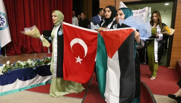Kafkas Üniversitesi Mezuniyet Töreninde Filistin’e Destek