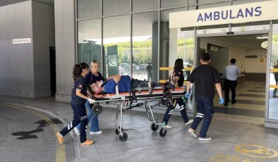 Kandıra’da Ağaca Çarpan Otomobilde İki Kişi Yaralandı