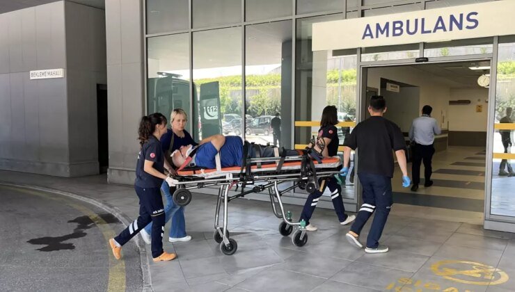 Kandıra’da Ağaca Çarpan Otomobilde İki Kişi Yaralandı