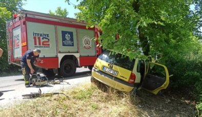 Kandıra’da Ağaca Çarpan Otomobildeki Yaşlı Çift Yaralandı