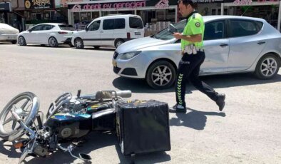 Karaman’da Motokurye Otomobille Çarpıştı: Yaralı