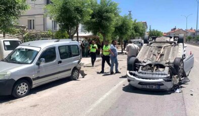 Karaman’da Trafik Kazası: Anne ve Kızı Yaralandı