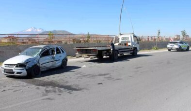 Kayseri’de Direğe Çarpan Otomobilin Sürücüsü Ağır Yaralandı