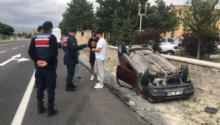 Kediye Çarpmamak İçin Manevra Yapan Sürücü Devrildi