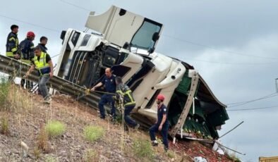 Kocaeli’de TIR devrildi: 1 ölü, 3 yaralı