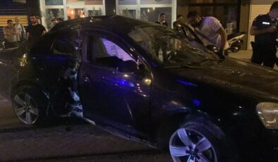 Kocaeli’de Tramvay Yoluna Çıkan Otomobil Elektrik Direğine Çarptı, 2 Yaralı