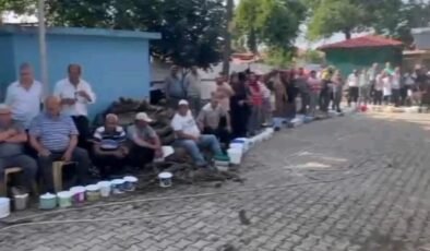 Kurban etleri bir yerde pişirilip tüm köylüye dağıtılıyor