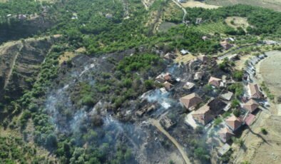 Malatya’da otluk alanda çıkan ve evlere sıçrayan yangın söndürüldü