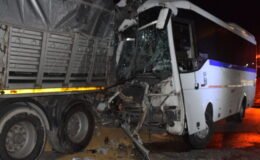 Manisa’da işçi servisi TIR’a çarptı: 20 yaralı