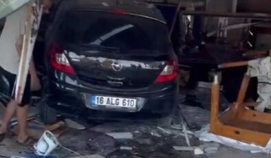 Mersin’de Kontrolden Çıkan Otomobil Lokantaya Girdi: 2 Yaralı