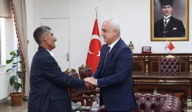 Muş Valisi, YKS Çıkışında Kızını Çiçekle Karşılayan Aileyi Kabul Etti