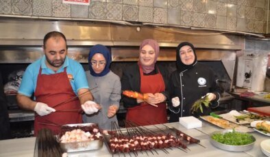 Muş’ta Kadınlar Aşçılık Kursunda Kebap ve Döner Pişirdi