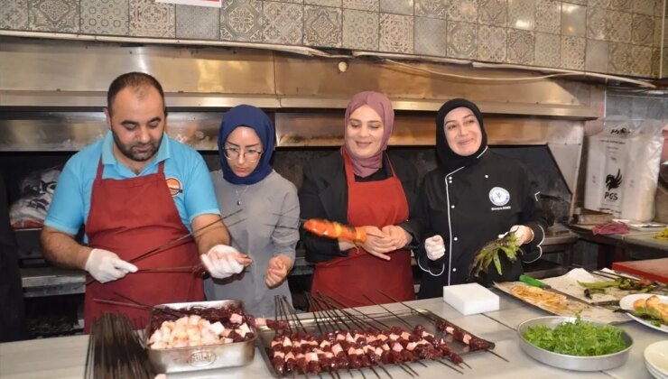 Muş’ta Kadınlar Aşçılık Kursunda Kebap ve Döner Pişirdi