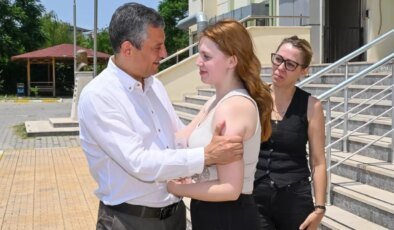 Özgür Özel sözünü tuttu! Ferdi Zeyrek’in kızını üniversite sınavına götürdü