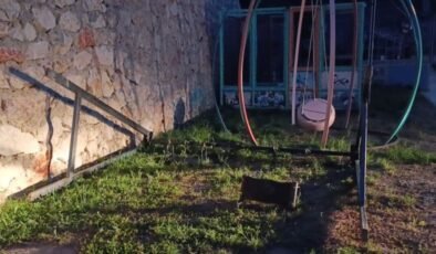 Parkta sallanırken devrilen demir salıncağın altında kalan Yağız hayatını kaybetti