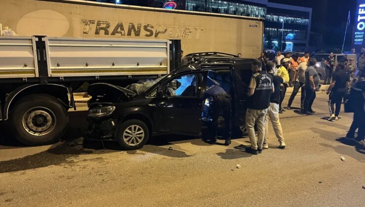 PÖH öğrencilerinin bulunduğu araç tıra çarptı! 2 kişi hayatını kaybetti, 3 kişi yaralandı