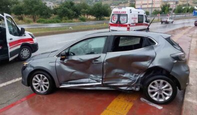 Samsun’da hafif ticari araç otomobile yandan çarptı: 3 yaralı