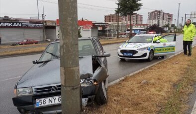 Samsun’da Otomobil Aydınlatma Direğine Çarptı: 2 Yaralı