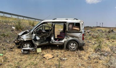 Şanlıurfa’da araç şarampole devrildi: 4 yaralı