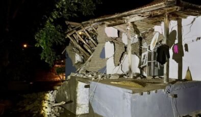 Sel nedeniyle 1 ev çöktü, hasar gören 3 ev boşaltıldı